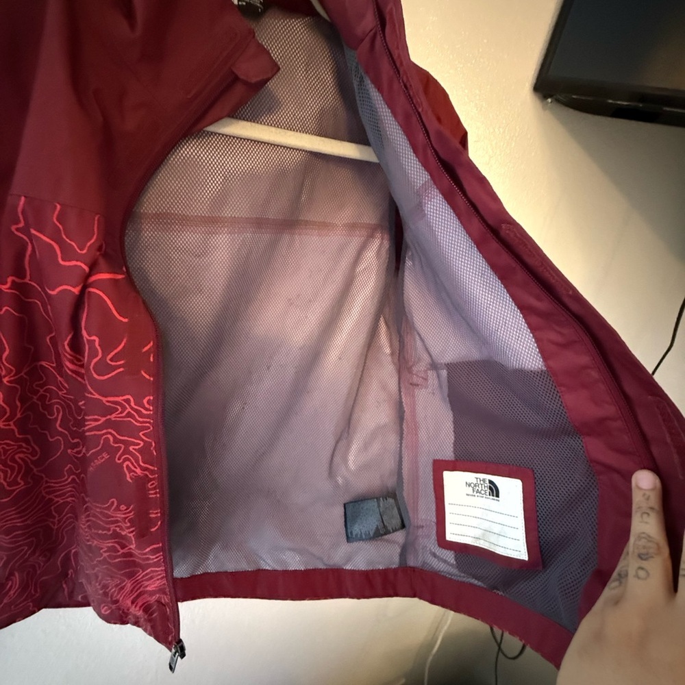 The North Face Burgundy Jacket with Contour Design 
Like new - Picture 6 of 9
